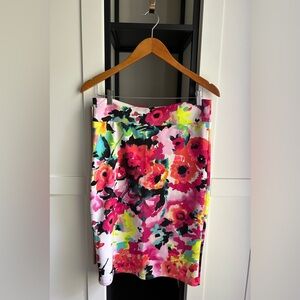 Floral print pencil skirt. By First Love size M.